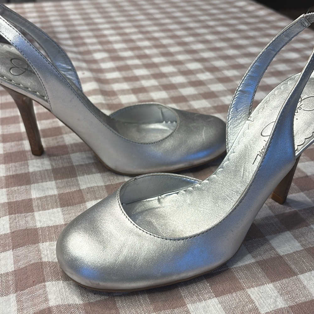 EUC JESSICA SIMPSON SILVER SLINGBACK HEEL
Size:6 - Picture 4 of 6